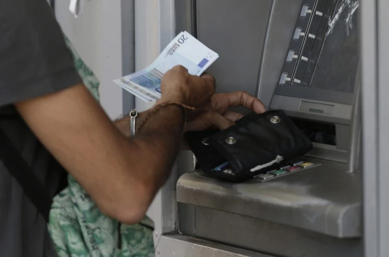 Ερχονται αλλαγές: Τι ισχύει από αύριο για το όριο αναλήψεων και τα capital controls